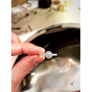 Кольцо с круглым бриллиантом в ореоле - Фото 3