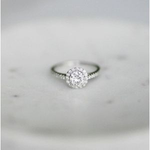 Кольцо с круглым бриллиантом в ореоле - Фото 1