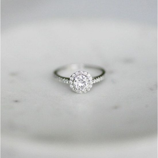 Кольцо с круглым бриллиантом в ореоле,  Больше Изображение 2