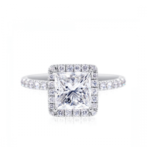 Классическое кольцо с бриллиантом Принцесса в обсыпке