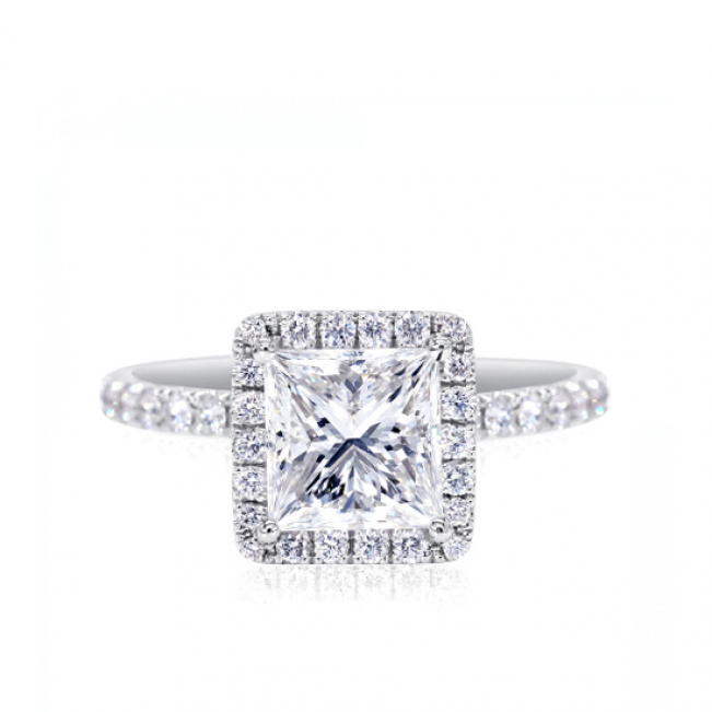 Классическое кольцо с бриллиантом Принцесса в обсыпке