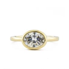 Кольцо из золота с горизонтальным овальным бриллиантом