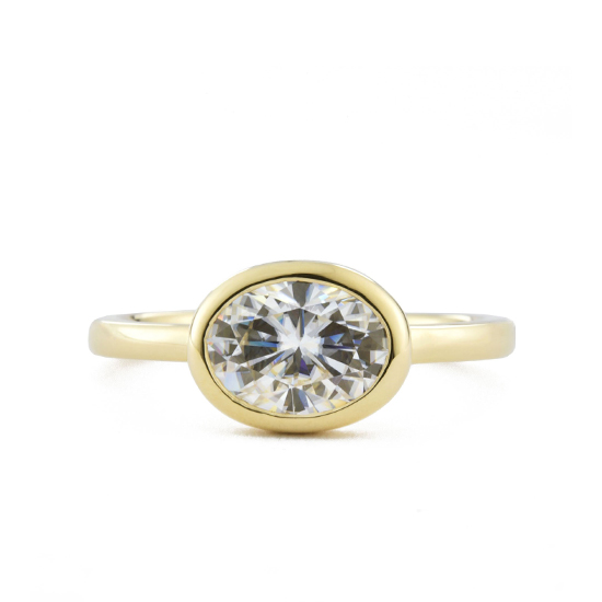 Кольцо из золота с горизонтальным овальным бриллиантом
