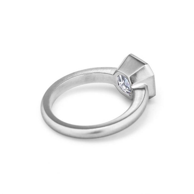 Кольцо с бриллиантом огранки ашер 2.5 карата - Фото 1