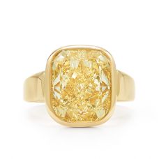 Широкое кольцо с желтым бриллиантом из желтого золота
