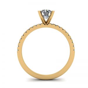 Кольцо с круглым бриллиантом и мелкими камнями на шинке  - Фото 1