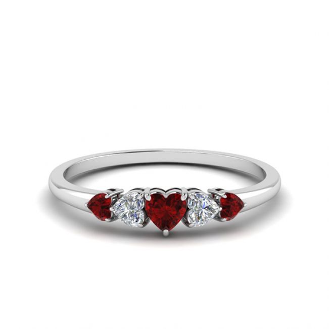 Кольцо с бриллиантами и рубинами в форме сердца