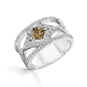 Широкое кольцо с центральным бриллиантом в ореоле и двойной дорожкой