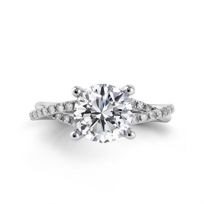 Дизайнерское кольцо с бриллиантом и двойной дорожкой