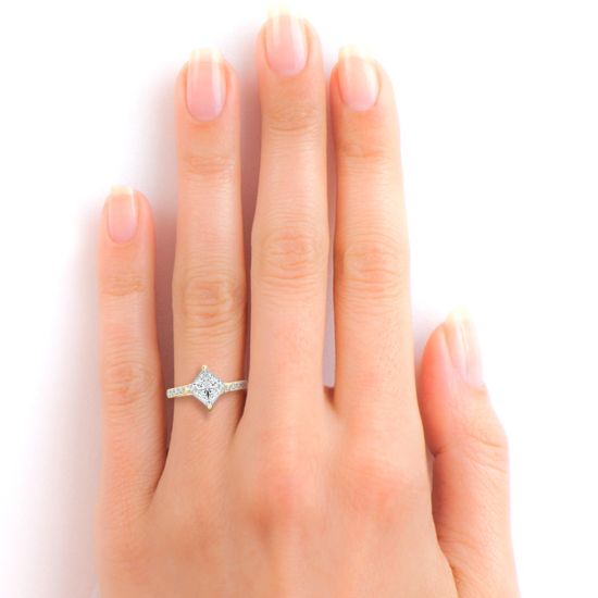 Кольцо с белым бриллиантом огранки «принцесса» и дорожкой,  Больше Изображение 4