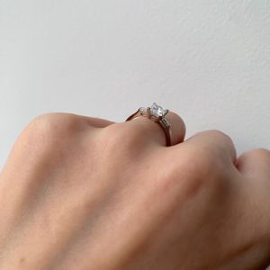 Кольцо с белым бриллиантом огранки «принцесса» и двумя дополнительными - Фото 5