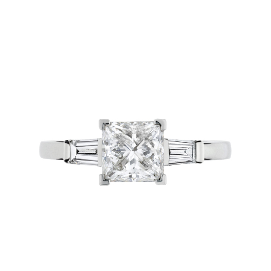 Кольцо с белым бриллиантом огранки «принцесса» и двумя дополнительными, Больше Изображение 1