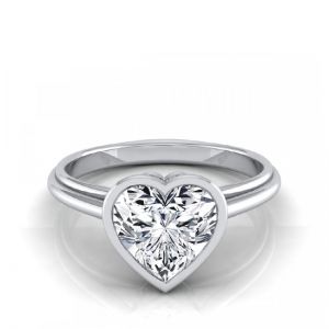 Кольцо с белым бриллиантом в форме сердца