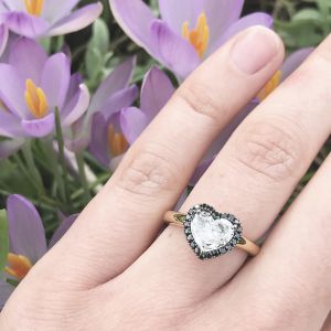 Кольцо с белым бриллиантом в форме сердца в ореоле - Фото 3
