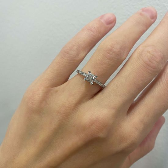 Необычное кольцо с круглым белым бриллиантом,  Больше Изображение 2
