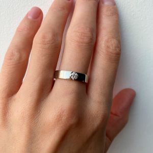 Плоское кольцо с бриллиантом в середине - Фото 3