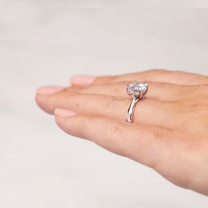 Кольцо солитер с круглым бриллиантом  - Фото 4