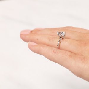 Кольцо солитер с бриллиантом огранки «груша» - Фото 6