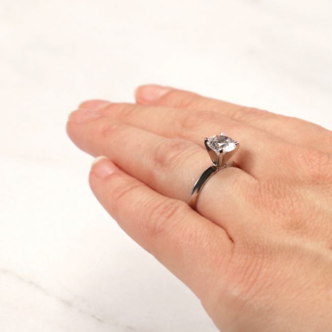 Классическое кольцо с круглым бриллиантом - Фото 4
