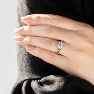 Кольцо перекрученное из розового золота с бриллиантом - Фото 6
