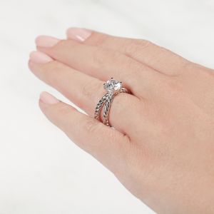 Переплетеное кольцо с круглым бриллиантом - Фото 5