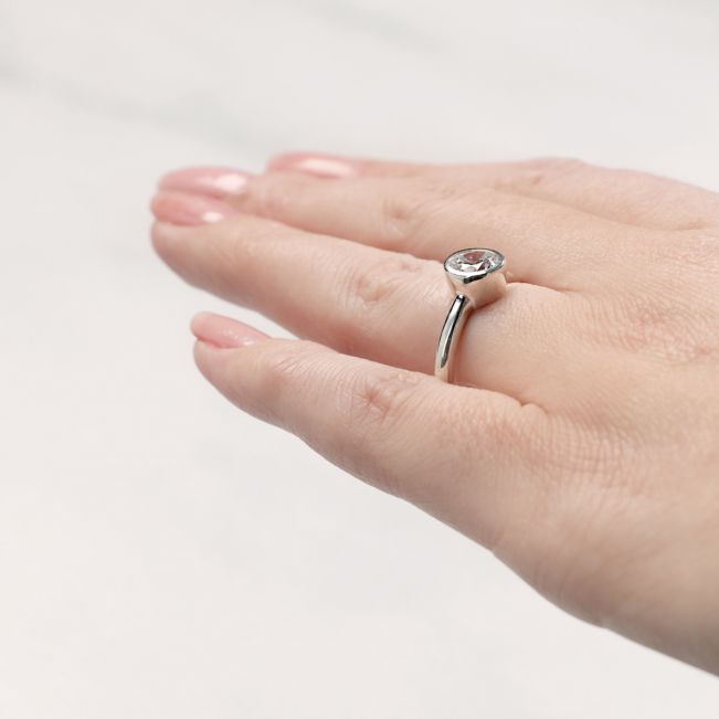 Кольцо с круглым бриллиантом в белом  золоте - Фото 3