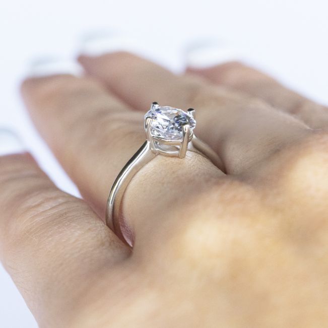 Кольцо с овальным бриллиантом в 4 лапках - Фото 4