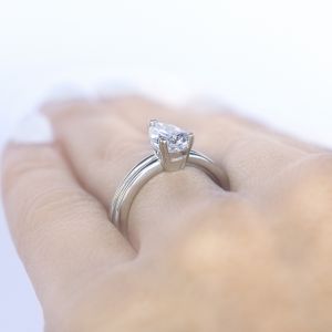 Кольцо двойное с бриллиантом Груша 1 кт из розового золота - Фото 4