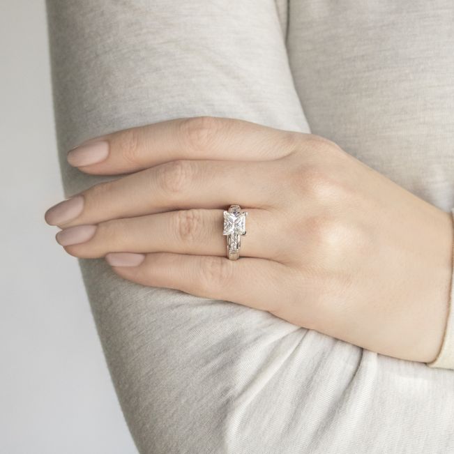 Кольцо с бриллиантом Принцесса и боковыми - Фото 4