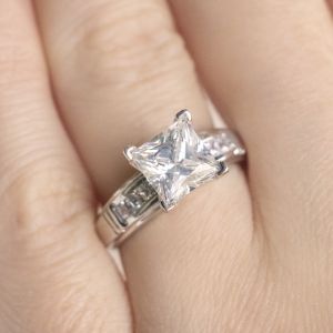 Кольцо с бриллиантом Принцесса и боковыми - Фото 3