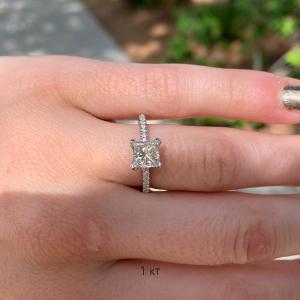 Кольцо с бриллиантом 1 кт Принцесса и дорожкой с боков - Фото 3