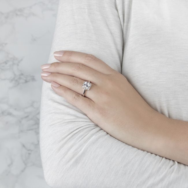 Кольцо с бриллиантом огранки «принцесса» в ореоле - Фото 7