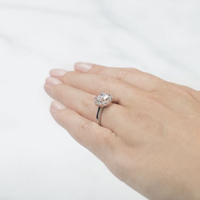 Кольцо с бриллиантом огранки «принцесса» в ореоле - Фото 6