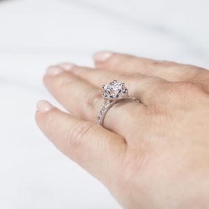 Кольцо с круглым бриллиантом в мелком паве - Фото 2