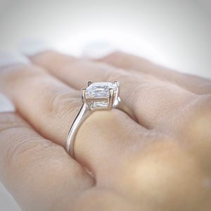 Кольцо с перевернутым бриллиантом огранки Принцесса - Фото 2