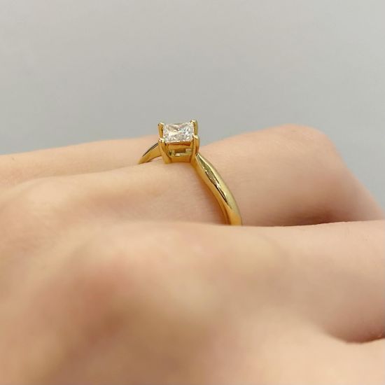 Кольцо с перевернутым квадратным бриллиантом из желтого золота,  Больше Изображение 3