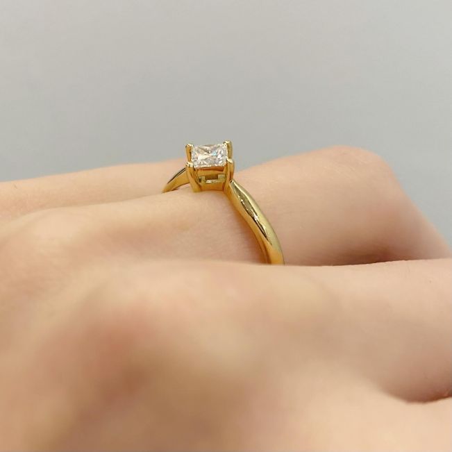 Кольцо с перевернутым квадратным бриллиантом из желтого золота - Фото 2