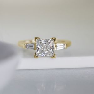 Кольцо с бриллиантом Принцесса и багетами - Фото 4