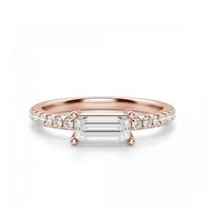 Горизонтальное золотое кольцо с бриллиантом эмеральд