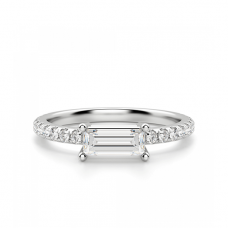 Тонкое кольцо с бриллиантом эмеральд
