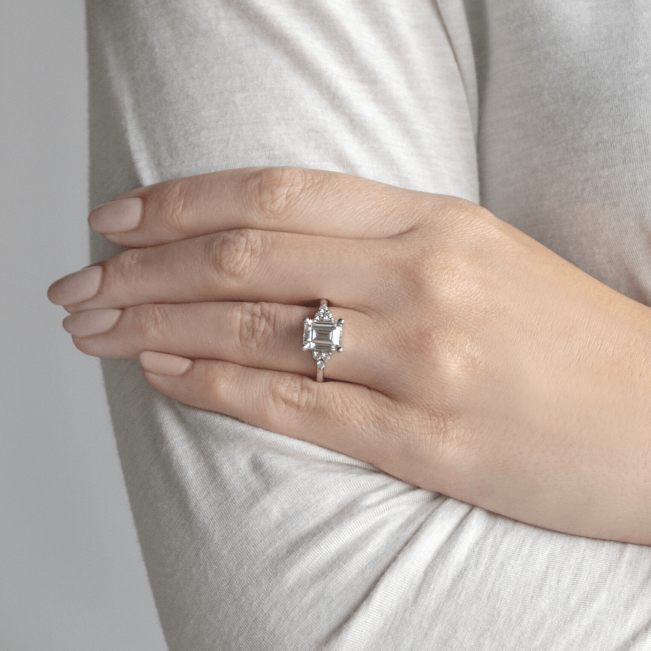 Кольцо с бриллиантом эмеральд и боковыми бриллиантами - Фото 3