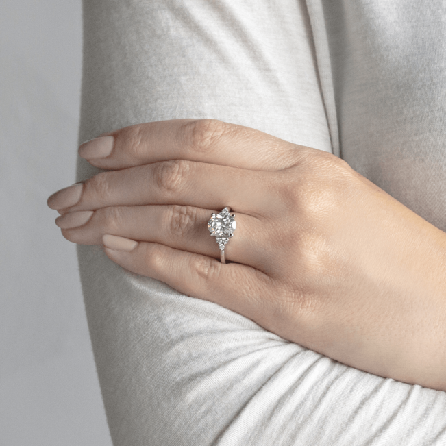 Кольцо с овальным бриллиантом и боковыми - Фото 3