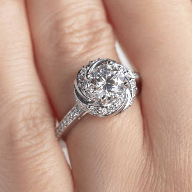 Кольцо с бриллиантом в закрученном ореоле - Фото 5