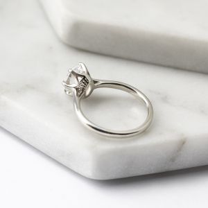 Кольцо с овальным бриллиантом в 6 крапанах - Фото 4