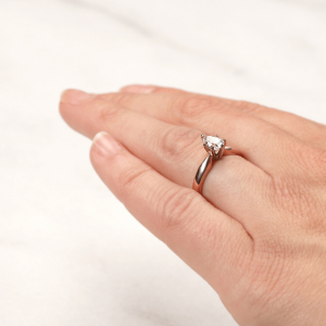 Кольцо с бриллиантом капля в 6 лапках из  розового золота - Фото 6