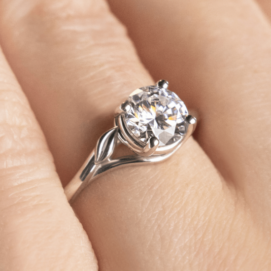 Кольцо с бриллиантом в лепестках из розового золота 750 пробы,  Больше Изображение 4
