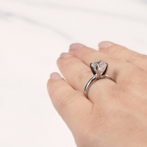 Кольцо классическое с бриллиантом кушон - Фото 6