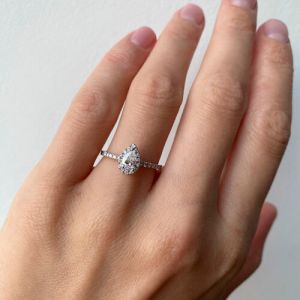 Кольцо с бриллиантом Груша в ореоле из мелких бриллиантов - Фото 5