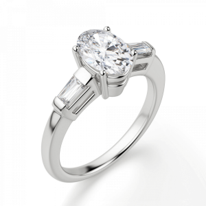 Кольцо с овальным бриллиантом и боковыми багетами - Фото 2