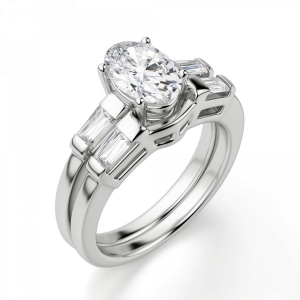 Кольцо с овальным бриллиантом и боковыми багетами - Фото 3